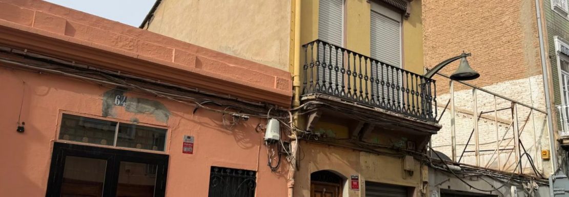 Fachada casas antiguas de estilo urbano. SERVITRESS, inmobiliaria Valencia tiene pisos en Valencia