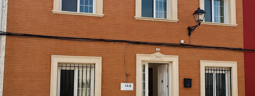 Fachada de casa de ladrillo. SERVITRESS, agencia inmobiliaria dispone de pisos en alquiler Valencia